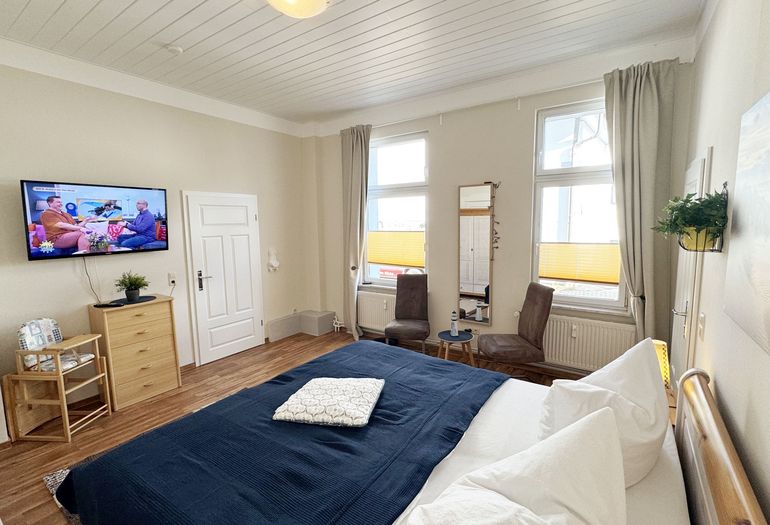 1. Schlafzimmer mit Doppelbett und Smart-TV