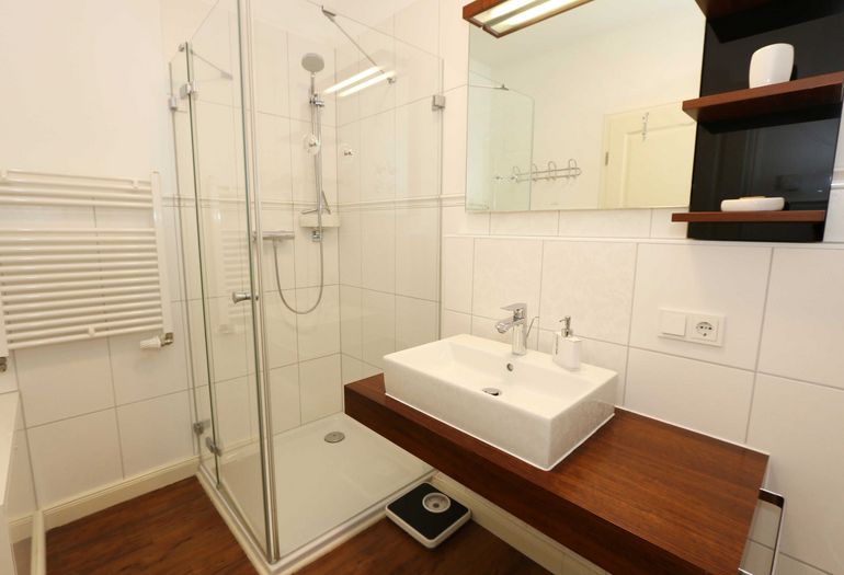 Badezimmer mit Dusche