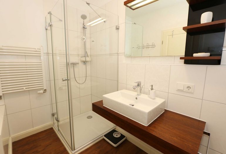 Badezimmer mit Dusche