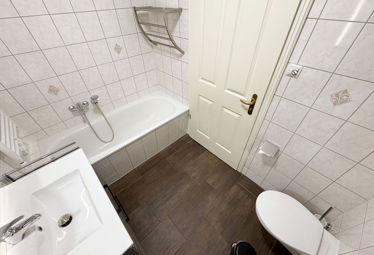 innenliegendes Badezimmer mit WC innenliegendes Badezimmer mit WC