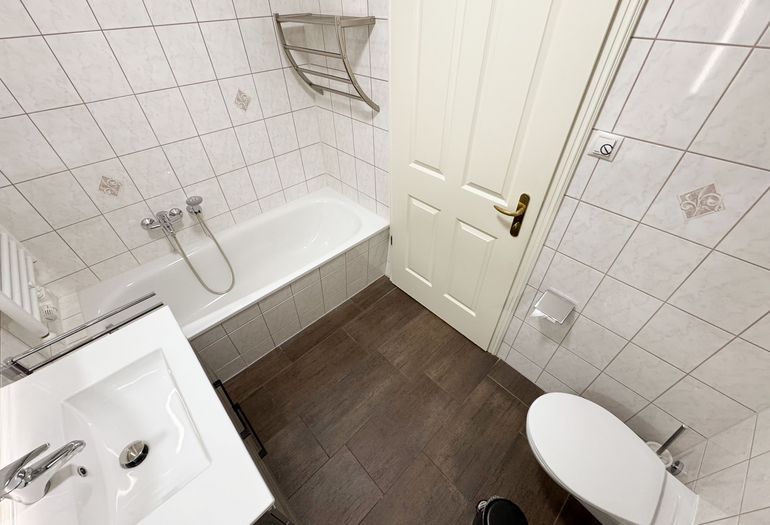 innenliegendes Badezimmer mit WC innenliegendes Badezimmer mit WC