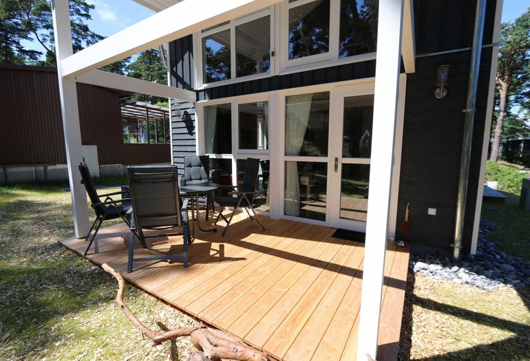 bestuhlte Terrasse mit Blick ins Grüne bestuhlte Terrasse mit Blick ins Grüne