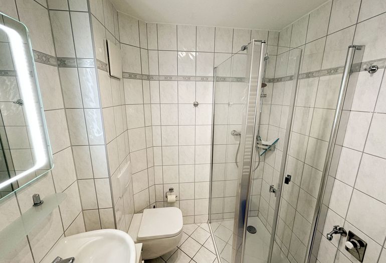 gefliestes Badezimmer gefliestes Badezimmer