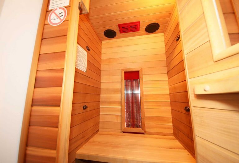 In der Infrarotsauna können Sie sich entspannen In der Infrarotsauna können Sie sich entspannen