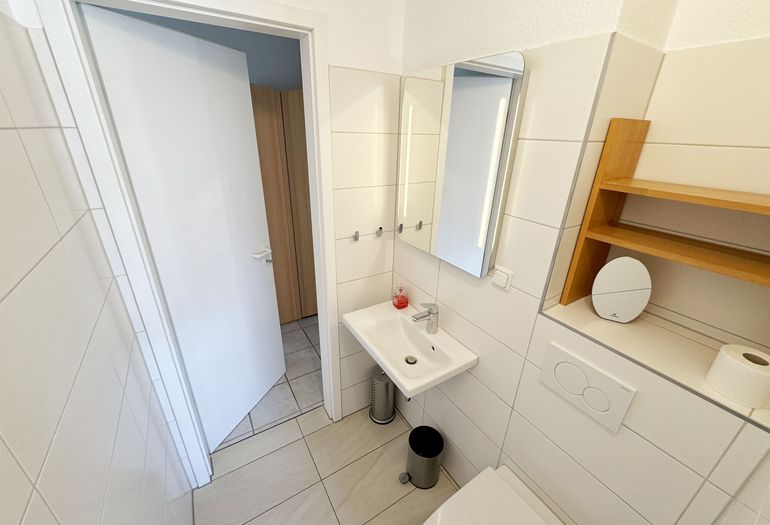 Duschbad mit WC und Waschtisch