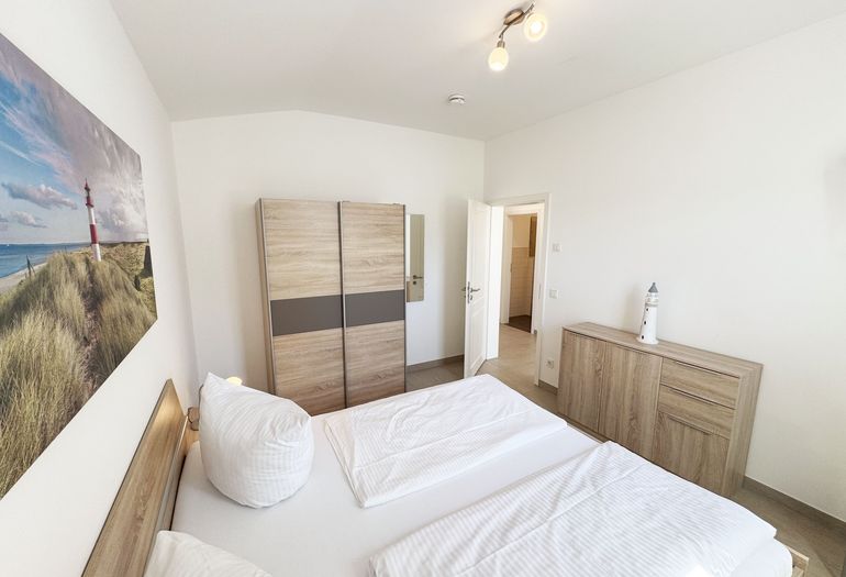 1.Schlafzimmer mit Doppelbett und Kommode
