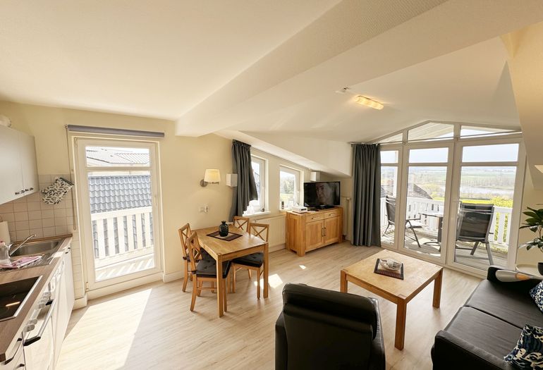 Wohnbereich mit Zugang zu 2 Balkonen