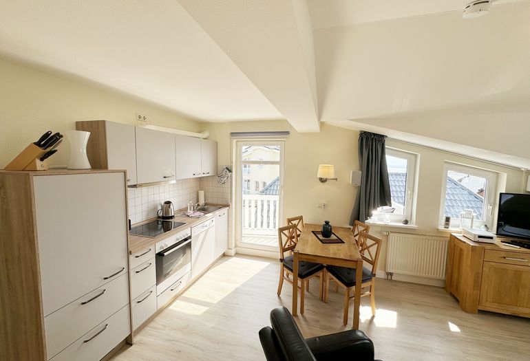 Küchenzeile mit Essplatz