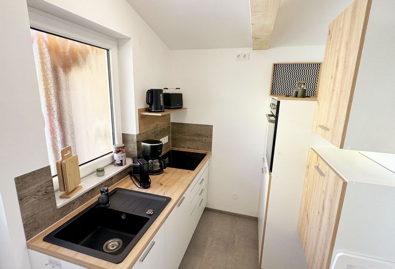 Küchenzeile mit Geschirrspüler