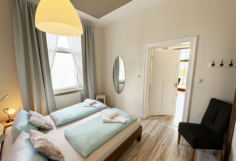 Schlafzimmer vom Wohnraum erreichbar