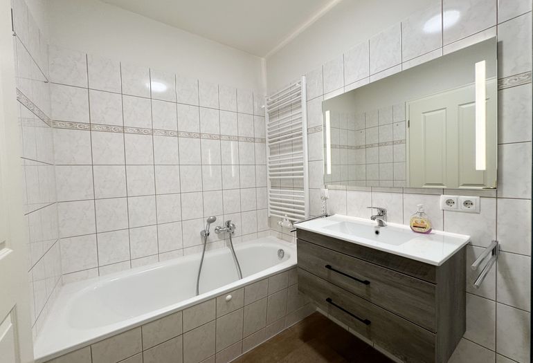 innenliegendes Badezimmer mit Badewanne