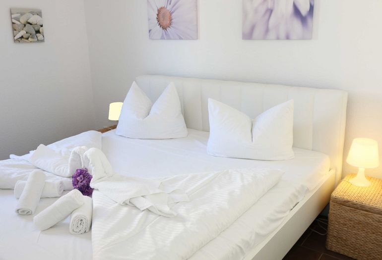 Ferienwohnung "Leon" Nr. 5 mit Terrasse Ferienwohnung "Leon" Nr. 5 mit Terrasse