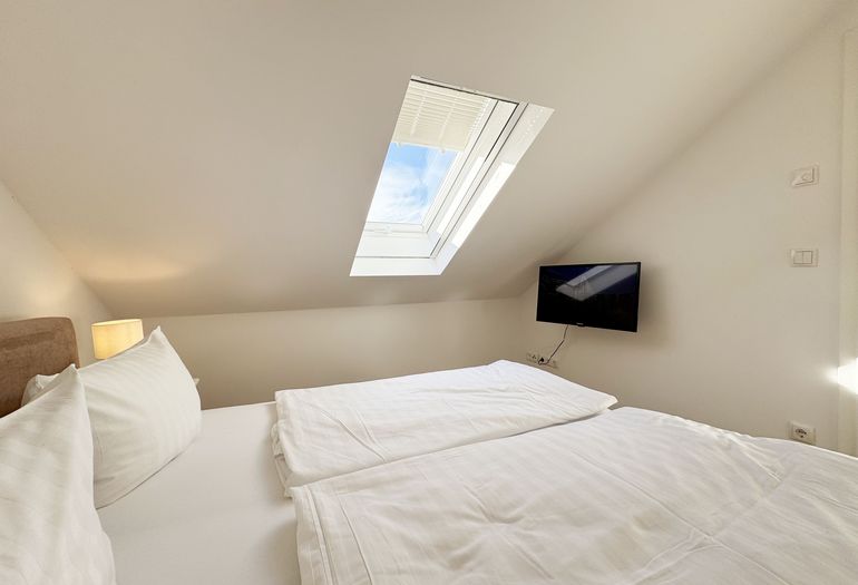 1. Schlafzimmer mit Doppelbett und TV 1. Schlafzimmer mit Doppelbett und TV