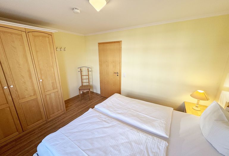 Hauptschlafzimmer mit Doppelbett und Kleiderschrank