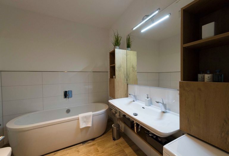 Badezimmer mit Badewanne
