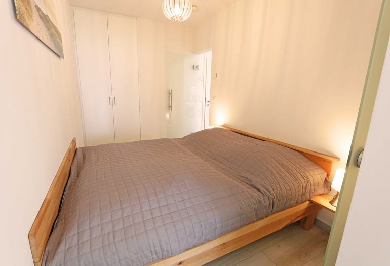 Schlafzimmer mit Doppelbett und Kleiderschrank