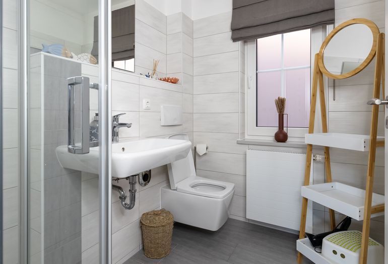 Badezimmer mit Waschplatz