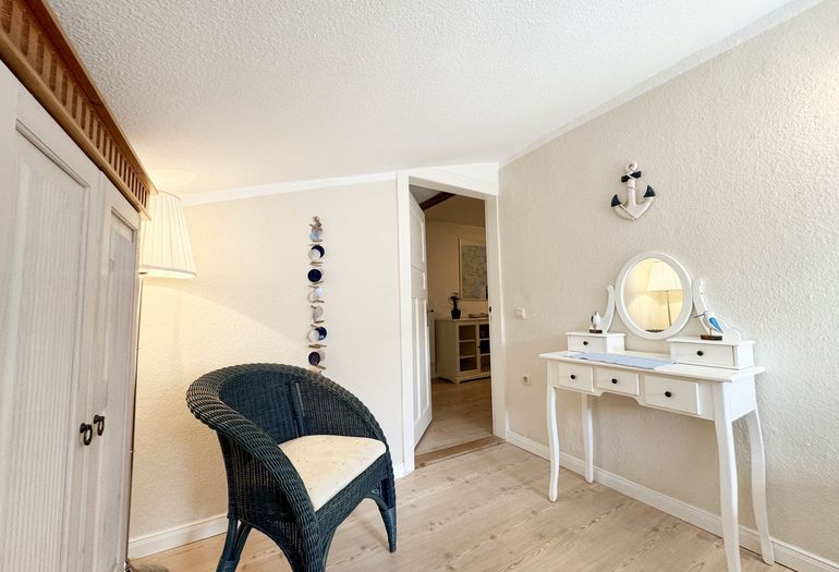 2. Schlafzimmer mit kleinem Schminktisch 2. Schlafzimmer mit kleinem Schminktisch