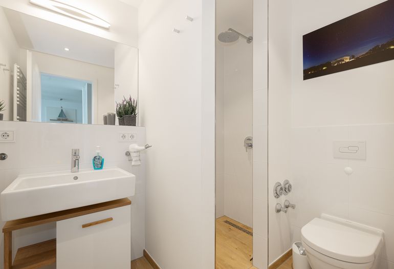 Bad mit ebenerdiger Regendusche Bad mit ebenerdiger Regendusche