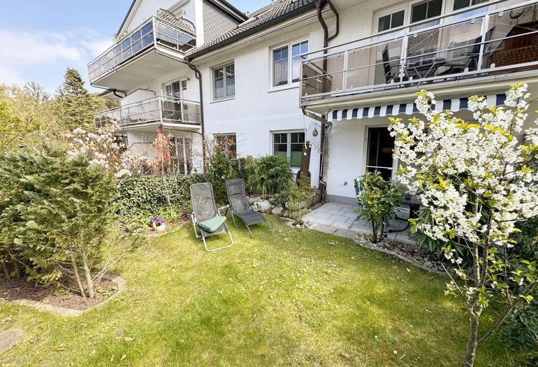 Wiese mit Sonnenliegen