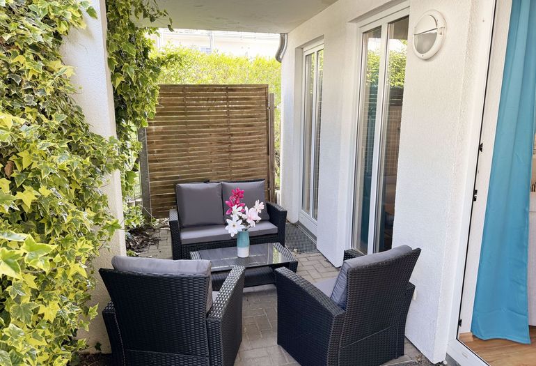 Terrasse mit Bestuhlung Terrasse mit Bestuhlung