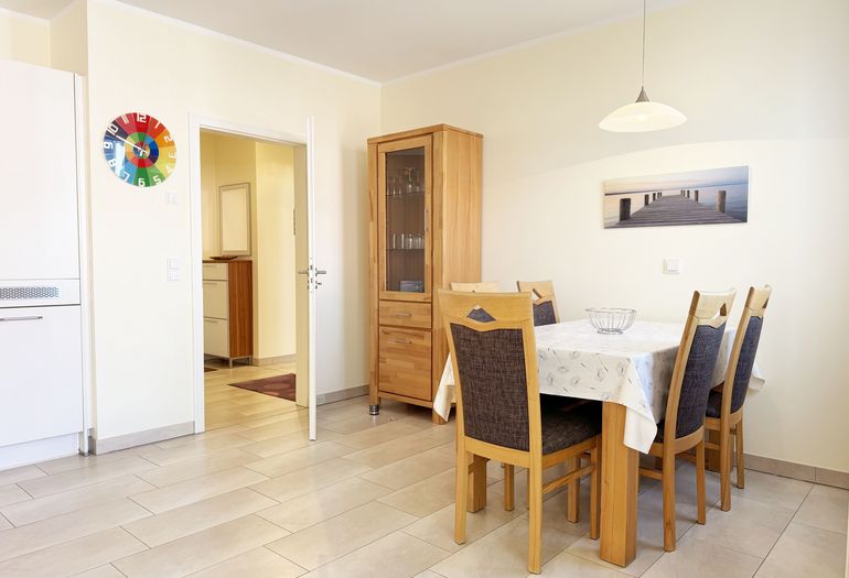 Essbereich mit Stühlen