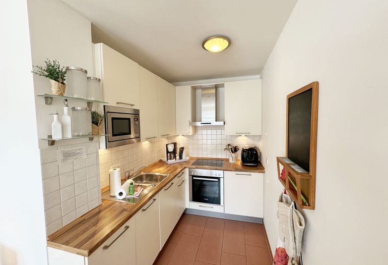 Küchenzeile mit Backofen