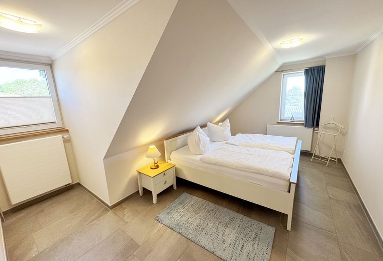 Schlafzimmer mit Doppelbett