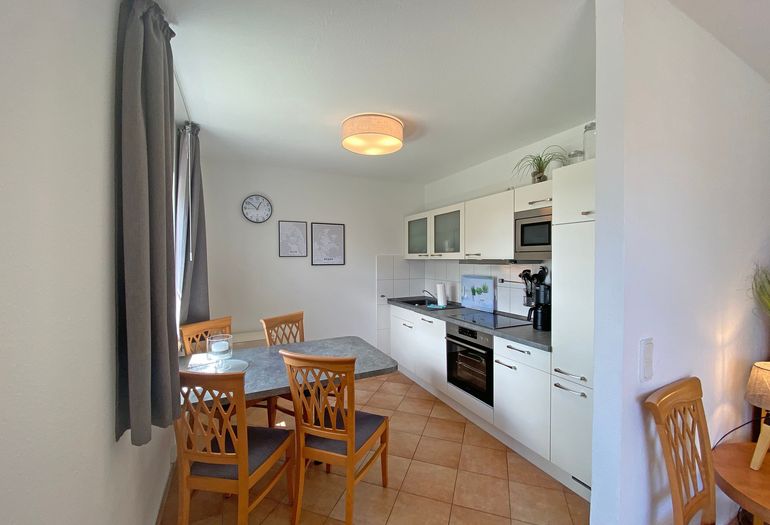 Küchenzeile mit Esstisch und Backofen Küchenzeile mit Esstisch und Backofen