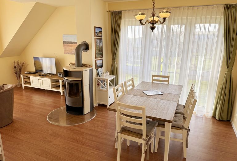 gemütlicher Wohnbereich mit Esstisch und Couch