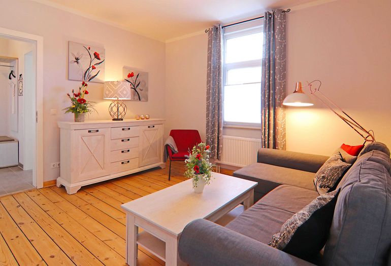 Wohnzimmer mit TV und Couch