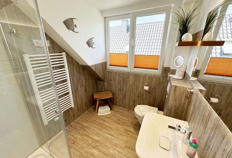 2. Tageslichtbad mit WC und Waschbecken 2. Tageslichtbad mit WC und Waschbecken