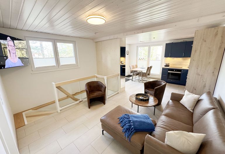 gemütlicher Wohnbereich mit Blick auf die Küche