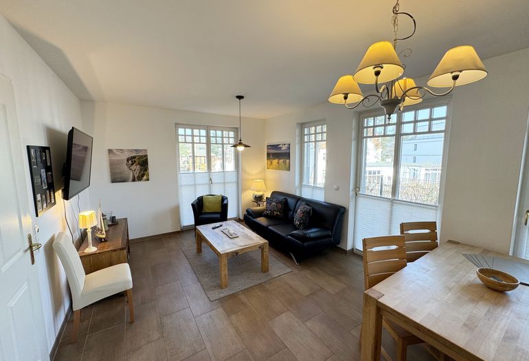 Blick ins Wohnzimmer vom Essbereich