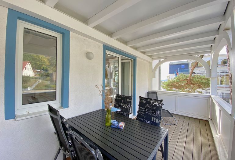 bestuhlter Balkon