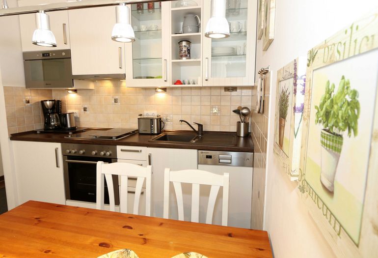 Esstisch mit Küchenzeile