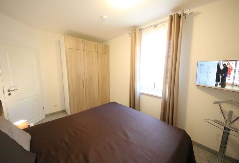 2. Schlafzimmer mit Doppelbett und TV