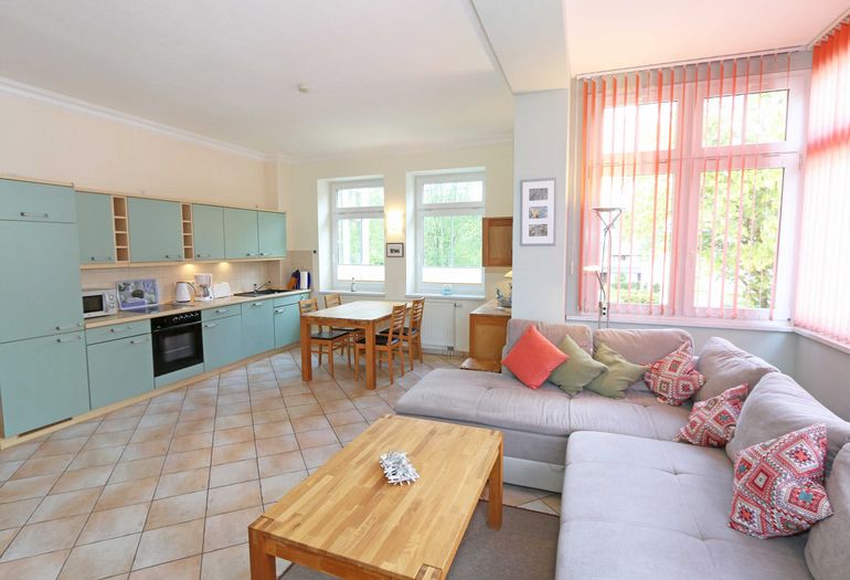 Wohnzimmer mit gemütlicher Couch