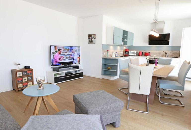 Sideboard mit großem TV-Gerät Sideboard mit großem TV-Gerät