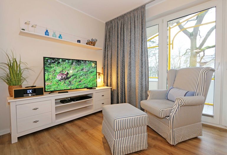 Wohnbereich mit Sessel und TV Wohnbereich mit Sessel und TV