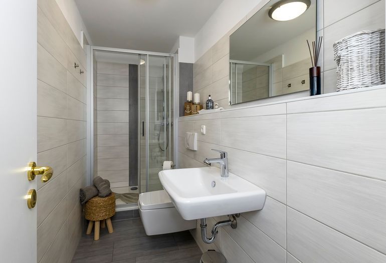 Badezimmer mit Waschbecken Badezimmer mit Waschbecken