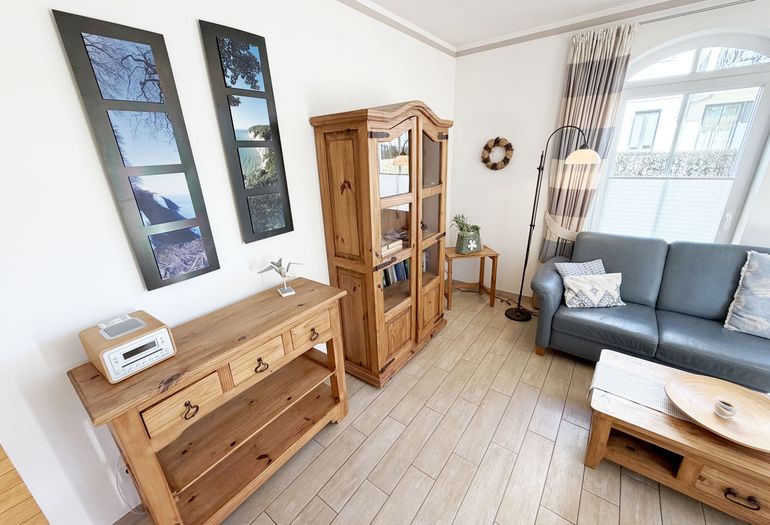 gemütlicher Wohnbereich mit Ecksofa und Vitrine gemütlicher Wohnbereich mit Ecksofa und Vitrine