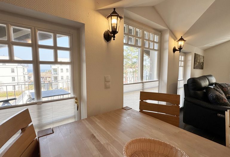 Essbereich mit Blick nach draußen