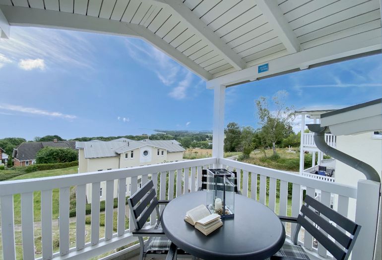 bestuhlter Balkon in ruhiger Lage