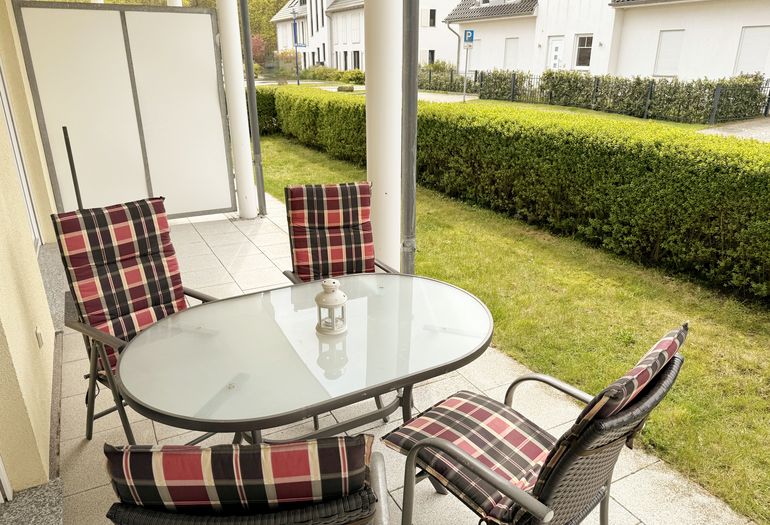 Terrasse mit kleiner Grünfläche