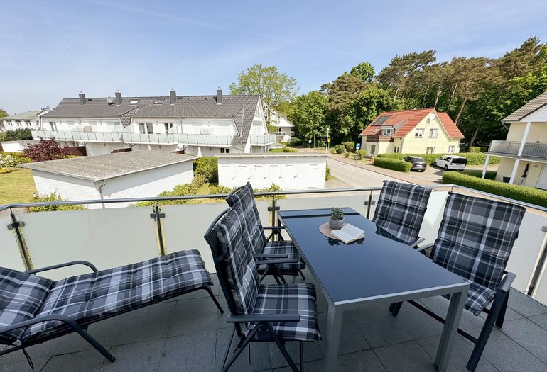Balkon mit Sonnenliege Balkon mit Sonnenliege