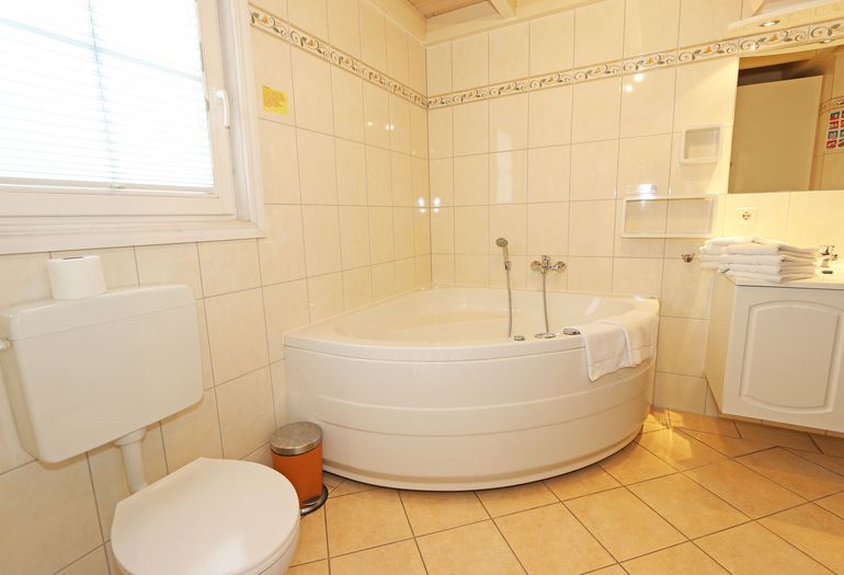 Bad mit Dusche, Sauna und Whirpool