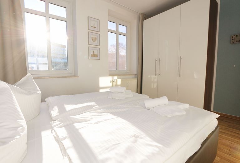 Schlafzimmer mit Kleiderschrank