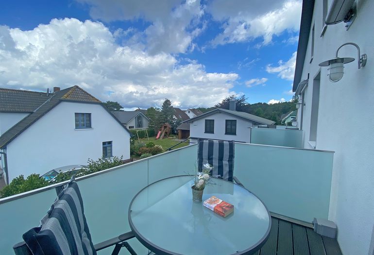 bestuhlter Balkon mit Blick ins Grüne