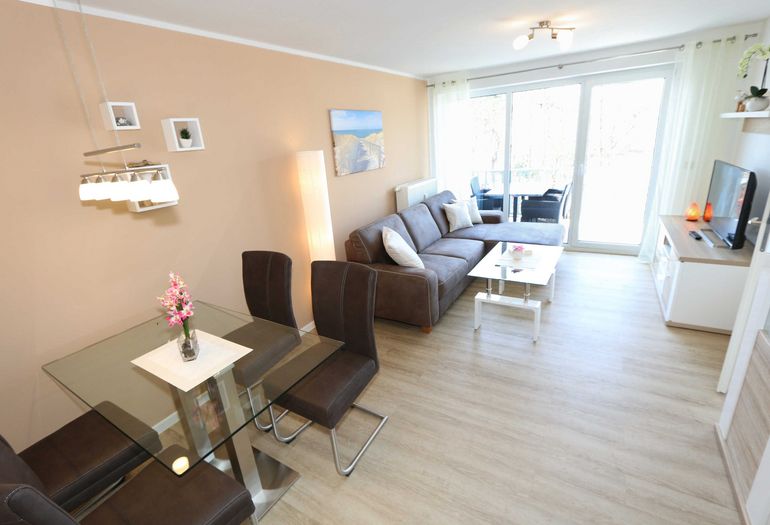 Wohnzimmer mit Esstisch